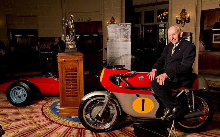 «Έφυγε» ο 83χρονος διπλός πρωταθλητής σε MotoGP και F1 John Surtees (φωτό)